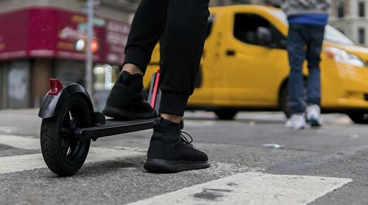 Imagen de archivo de un patinete en carretera