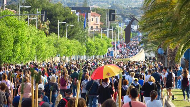 Miles de personas caminan en la romería de la Santa Faz 2019 de Alicante