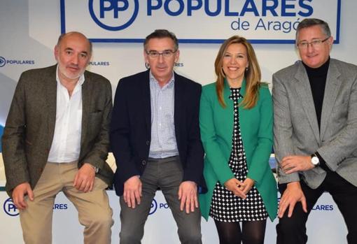 De izquierda a derecha, José Manuel Aranda; el líder del PP regional, Luis María Beamonte; y los dos aragoneses que sí han logrado escaño de senador: Ana Alós (Huesca) y Manuel Blasco (Teruel)