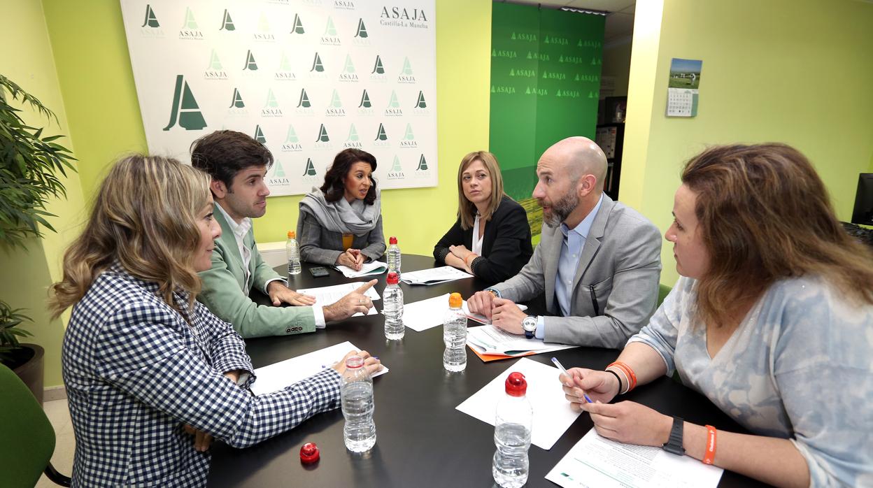 Blanca Corroto (Asaja) y Carmen Picazo, al fondo, durante la reunión de esyte viernes