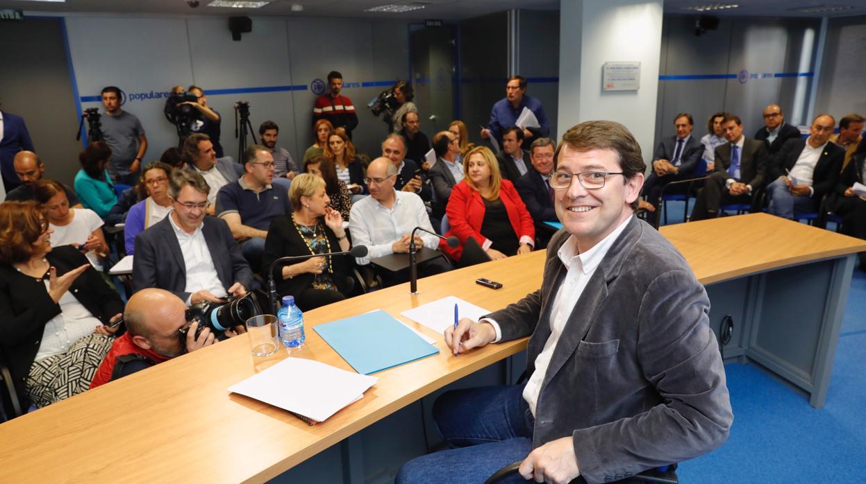 Fernández Mañueco, durante la rueda de prensa