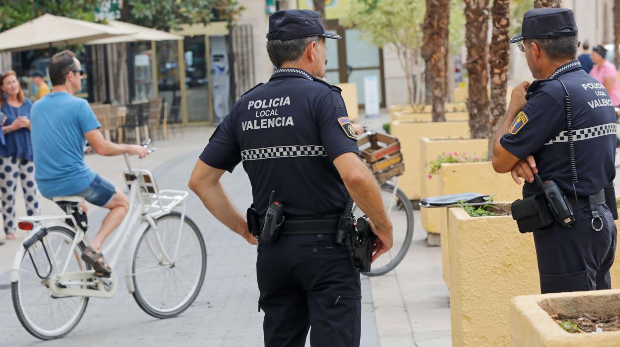 Imagen de archivo de dos agentes de la Policía Local de Valencia