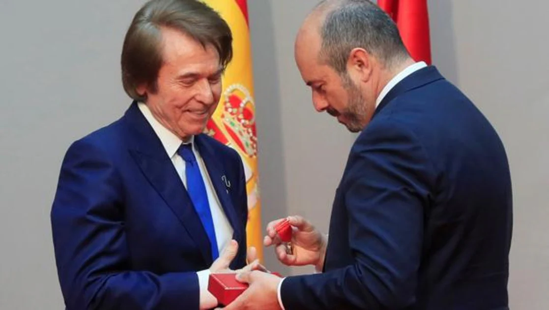 Raphael, recibiendo la Medalla de Oro de Madrid de manos de Pedro Rollán, presidente en funciones