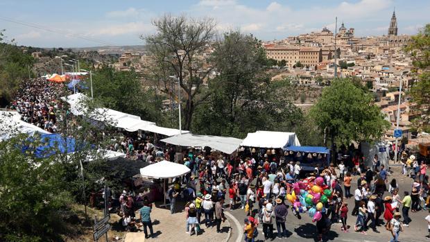 Un hombre muerde a otro en la nariz durante la romería del Valle en Toledo