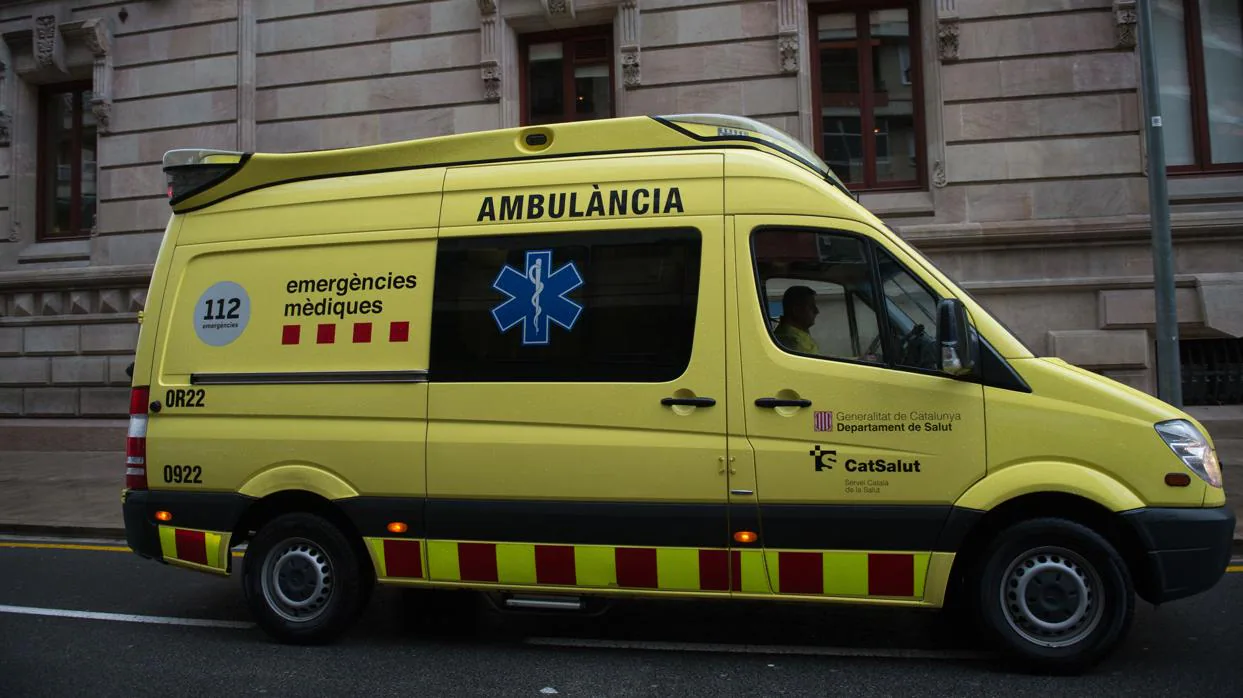 Imagen de archivo de una ambulancia en Barcelona
