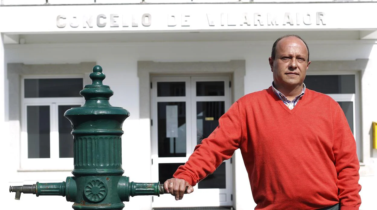 Carlos Vázquez, alcalde de Vilarmaior, frente a la Casa Consistorial