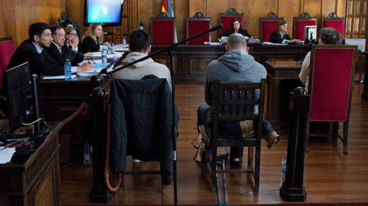 Los dos acusados, frente al tribunal encargado de juzgarlos, en la Audiencia Provincial de Orense