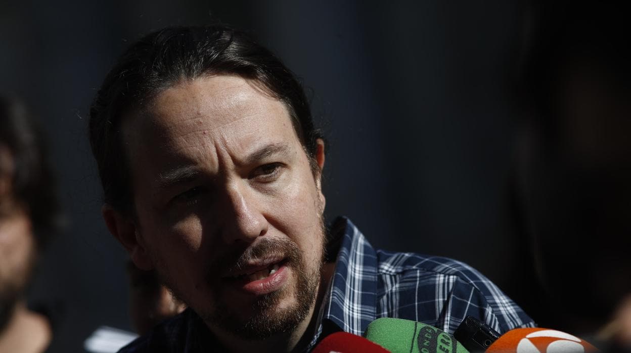 El secretario general de Podemos, Pablo Iglesias, interviene ante los medios de comunicación el uno mayo, en Madrid