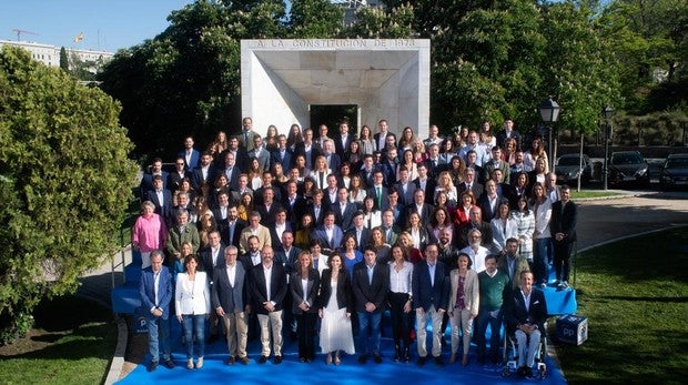 Ayuso y Aguado presentan su «foto de familia»