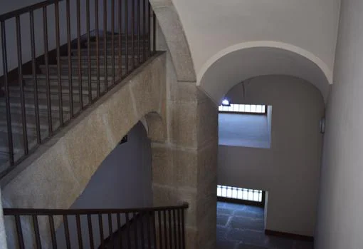 El edificio conserva la escalera original del entonces hopital con pequeños peldaños para poder subir y bajar las camillas más facilmente
