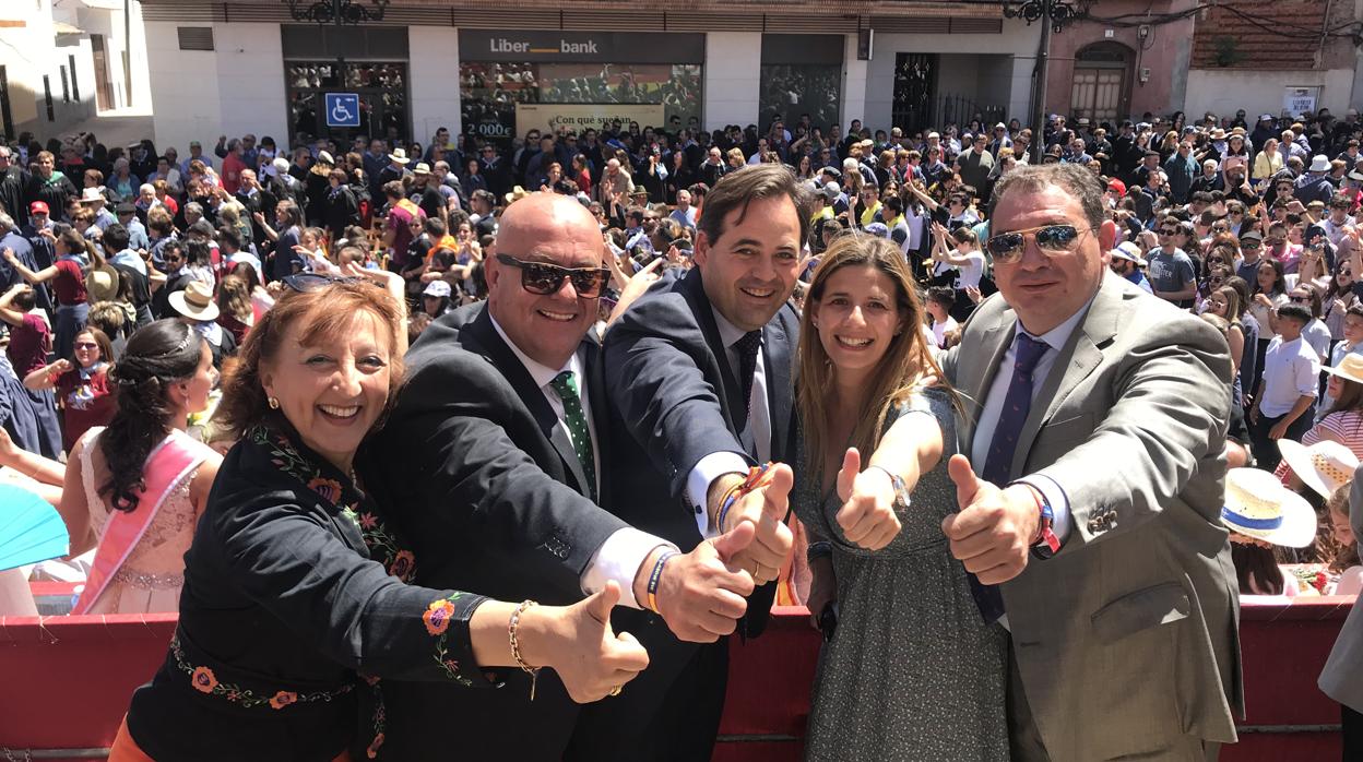 Núñez, en el centro, este domingo con los alcaldes de Mora, Gáálvez y Guadamur, y la secretaria general del PP