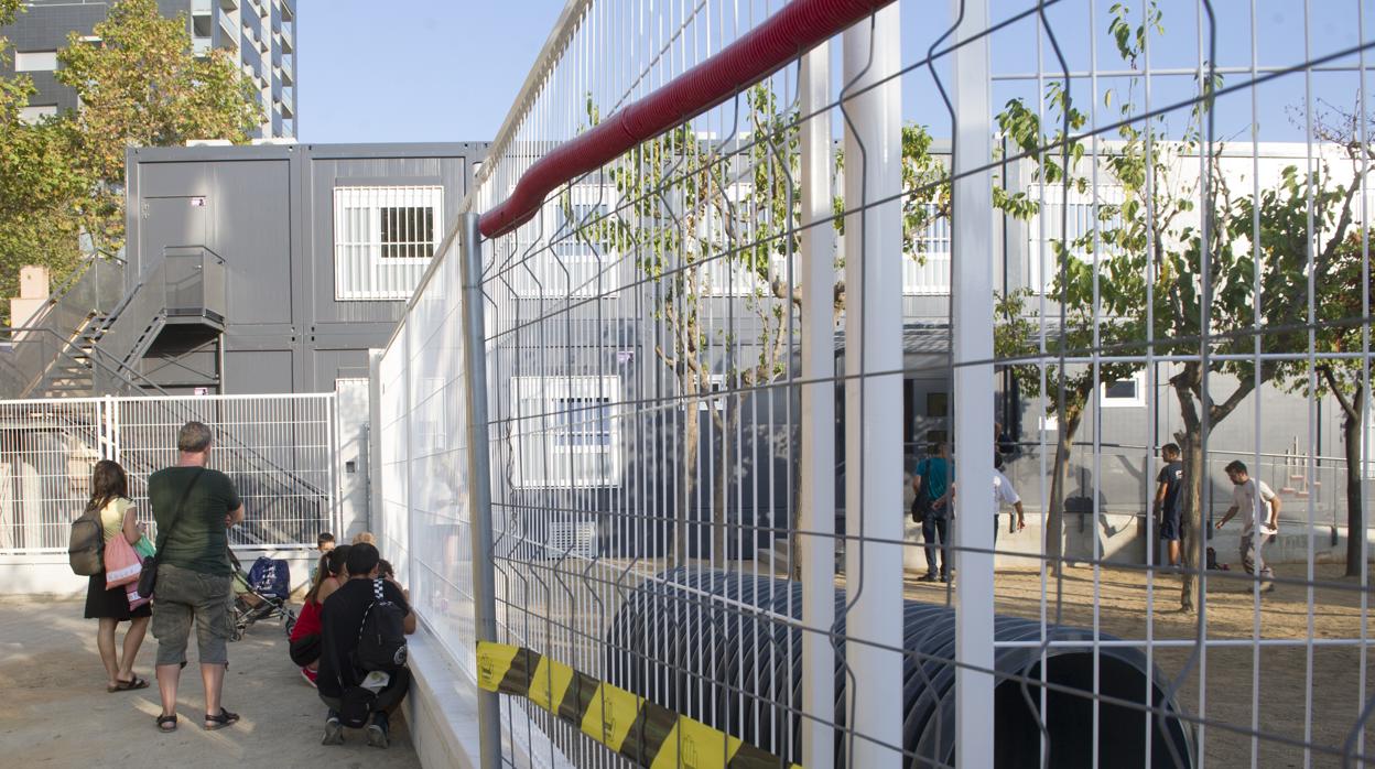 Imagen de un módulo prefabricado en un centro escolar en Cataluña