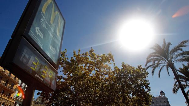 El tiempo en Valencia: una ola de calor con viento de poniente subirá doce grados las temperaturas hasta los 32