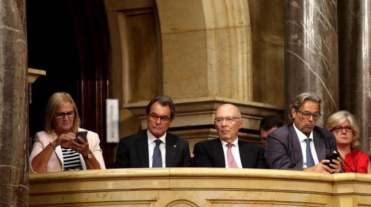 Núria de Gispert, a la izquierda, en la tribuna de invitados del Parlamento de Cataluña