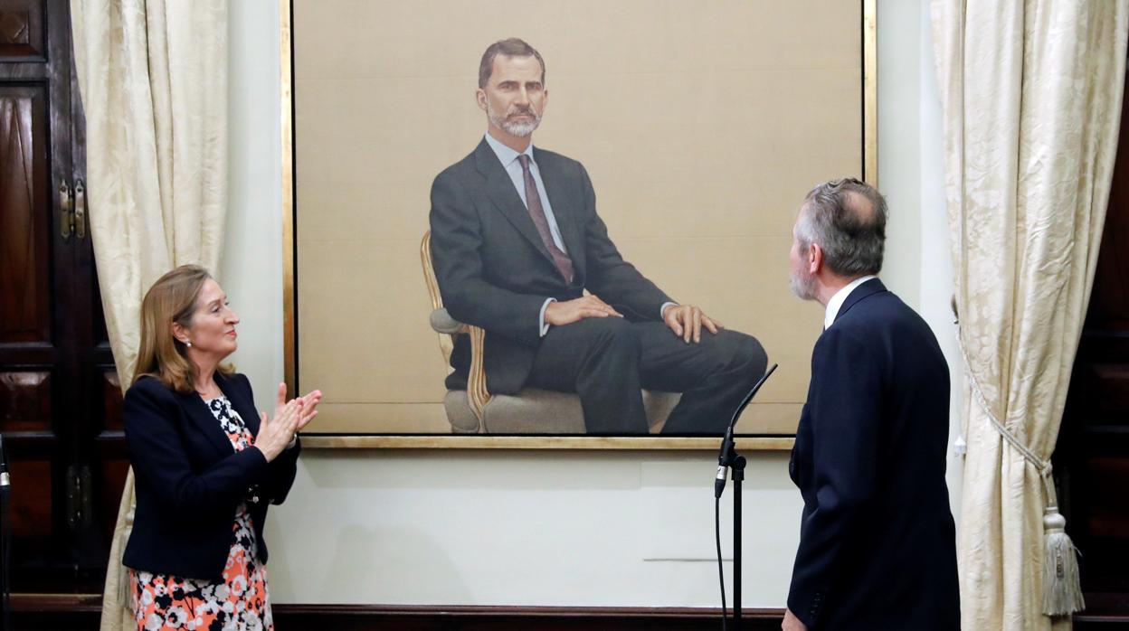 La presidenta del Congreso, Ana Pastor, ha presentado el retrato de Felipe VI, junto al pintor Hernán Cortés