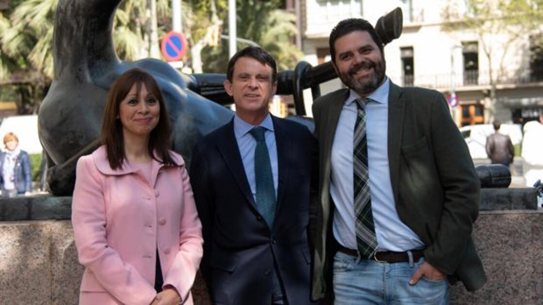Manuel Valls, con Marilén Barceló y Paco Sierra, en la presentación de su candidatura