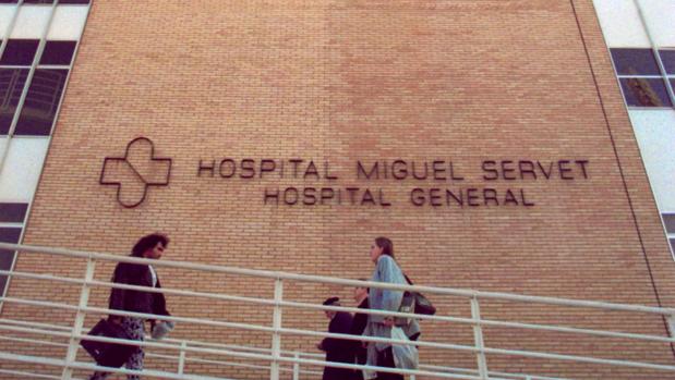 Un chófer evita que una joven muera desangrada tras degollarla su novio en plena calle