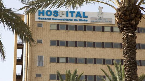 Hospitalizado un hombre de 70 años atacado por dos perros al ir a tirar la basura