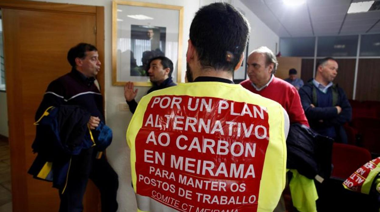 Trabajadores de Meirama, ayer en el Ayuntamiento de Cerceda