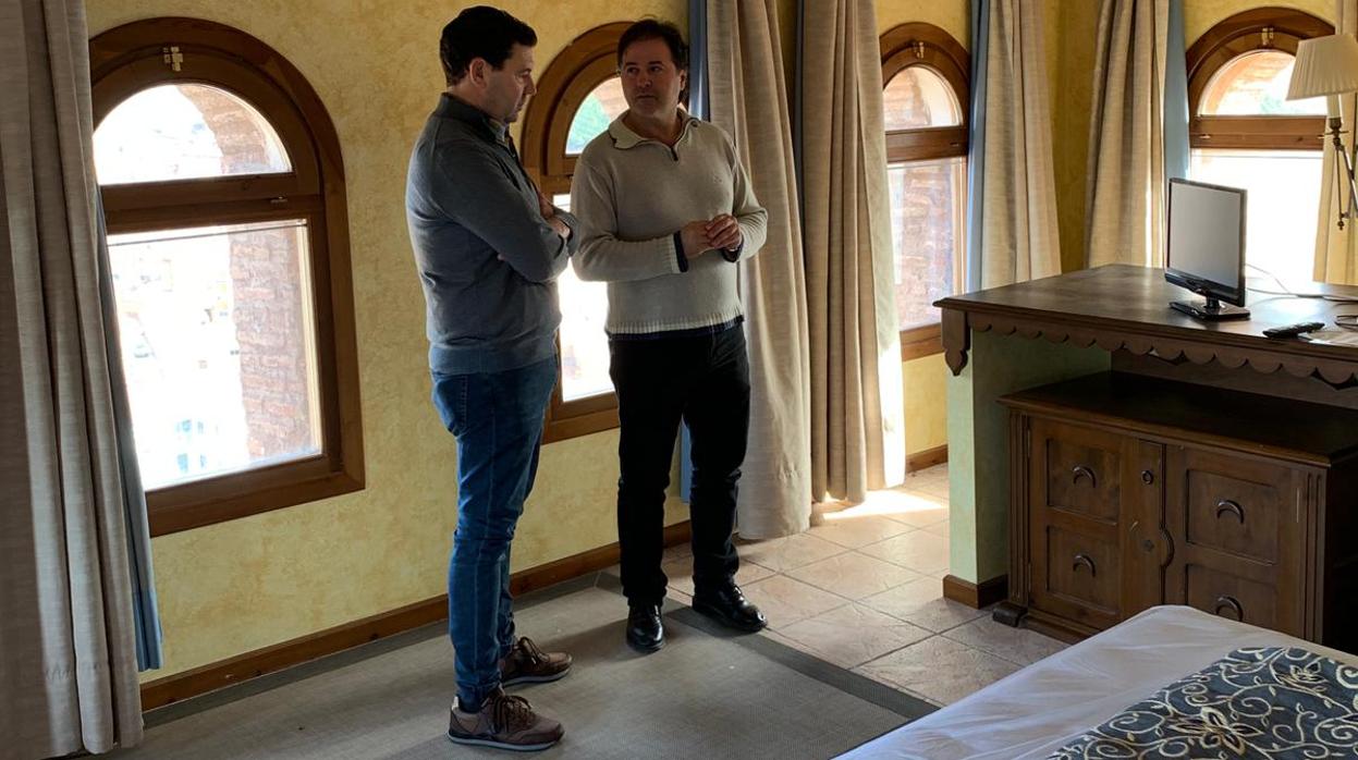 El director general de Turismo del Gobierno aragonés ha visitado la Hospedería de Illueca junto al alcalde