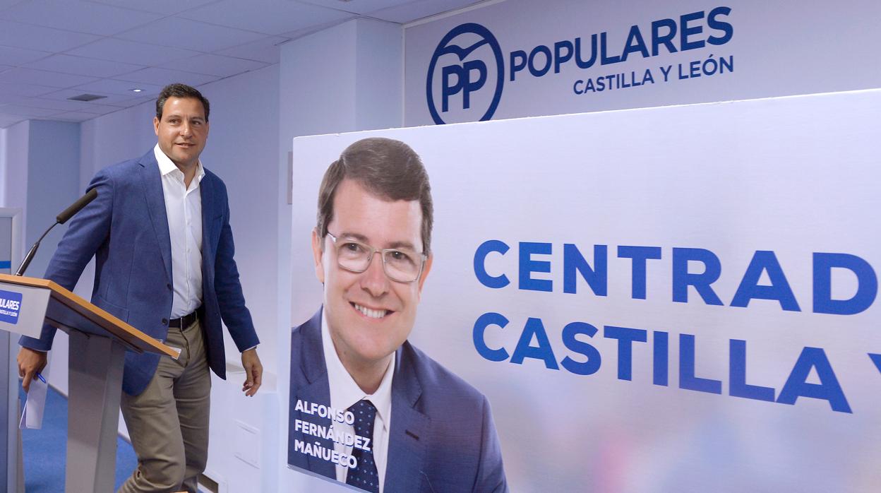 El popular Raúl de la Hoz, en la presentación de la campaña del PP con la imagen del candidato