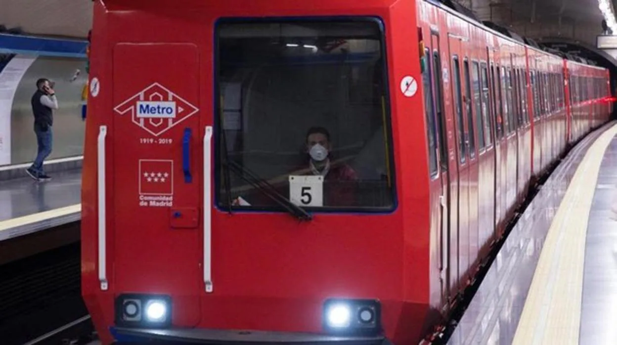Un conductor de Metro de Madrid con mascarilla