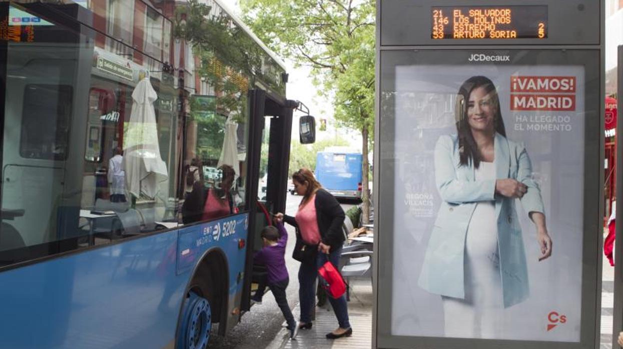 La campaña instalada en las marquesinas en la que aparece candidata de Cs al Ayuntamiento, Begoña Villacís