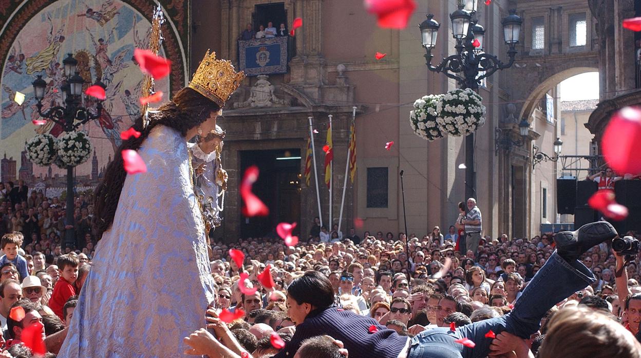 Imagen del trasladado de la Virgen de los Desamparados