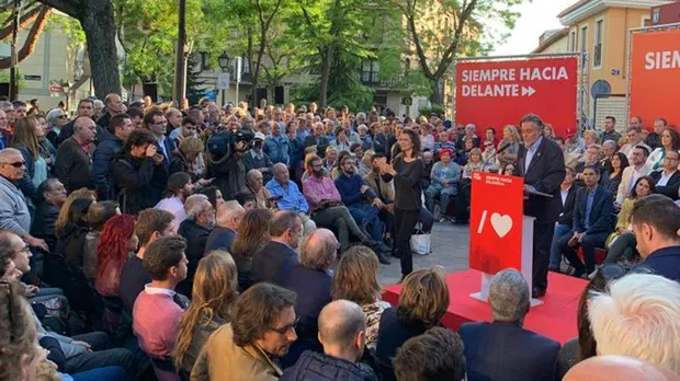 Una ovación a Rubalcaba abre la campaña del PSOE