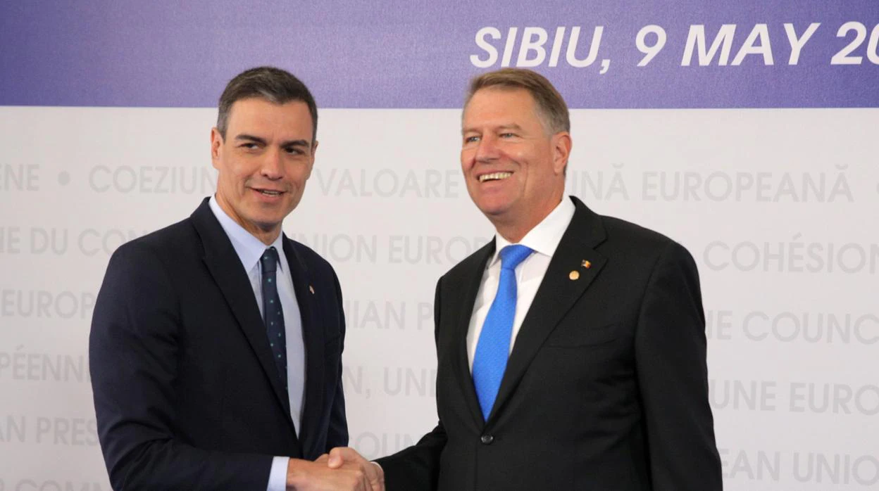El presidente del Gobierno, Pedro Sánchez, junto al presidente de Rumanía, Klaus Iohannis