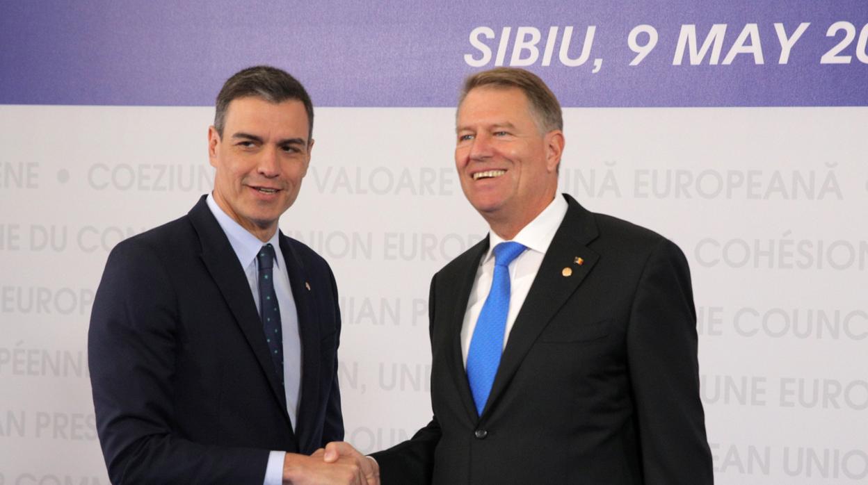 El presidente del Gobierno, Pedro Sánchez, junto al presidente de Rumanía, Klaus Iohannis