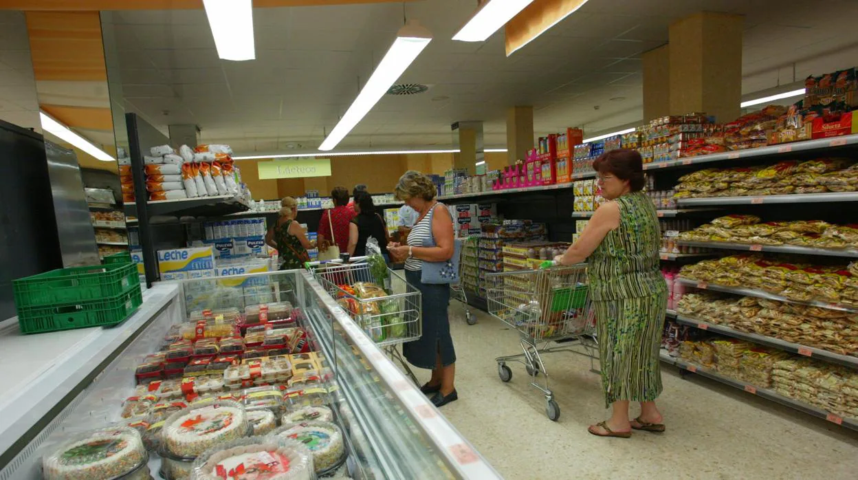 Un cliente se queja de que un supermercado le negó la entrada un minuto antes del cierre