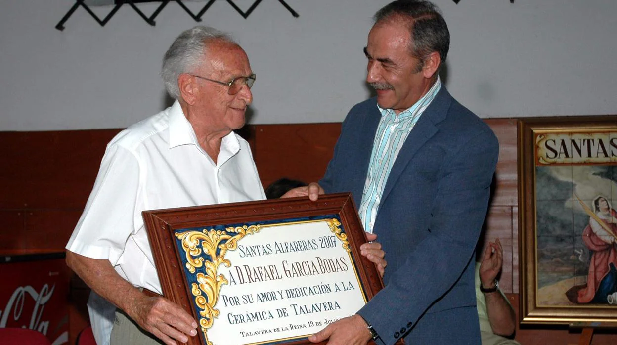 García Bodas, en 2007, con el alcalde de Talavera José Francisco Rivas