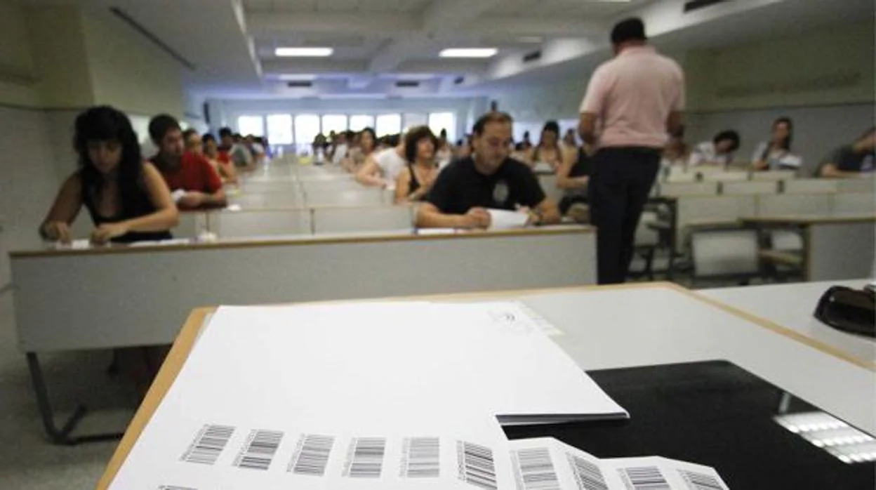 Un examinador reparte los exámenes durante unas oposiciones