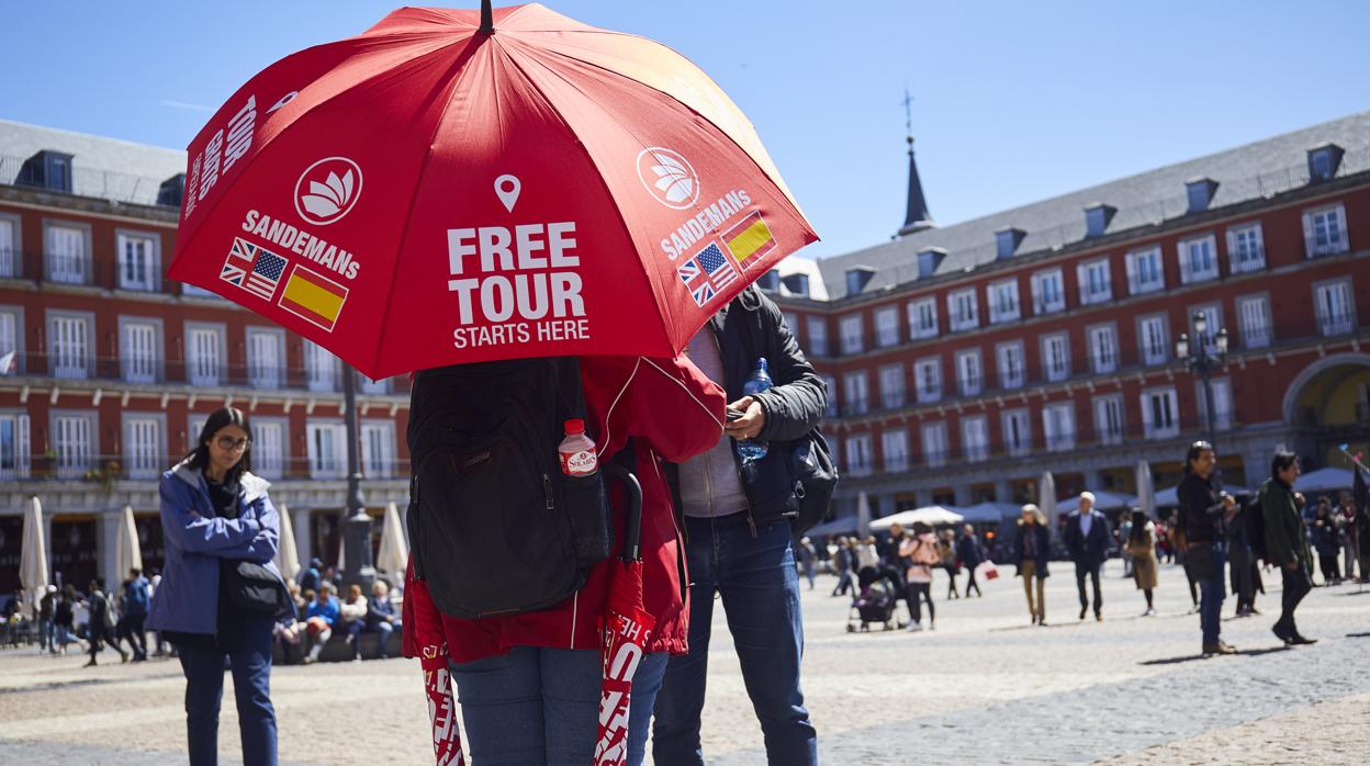 Guías turísticos en la Plaza Mayor de Madrid