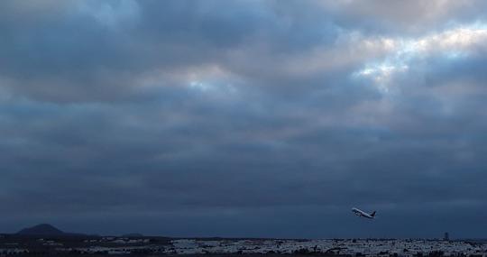 Estratocúmulos sobre el aeropuerto de Lanzarote