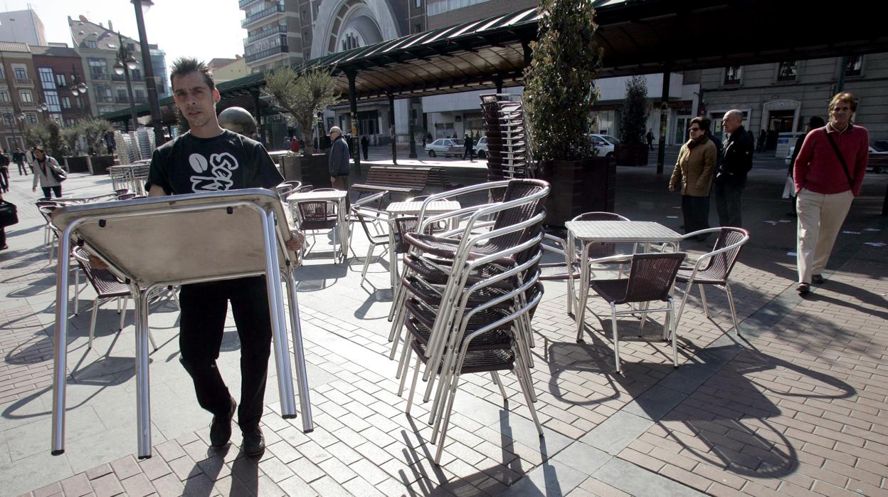 Un trabajador desmonta la terraza en Valladolid