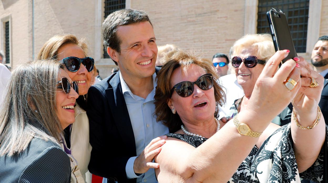 Pablo Casado se hace una autofoto con varias simpatizantes en Valencia el pasado sábado