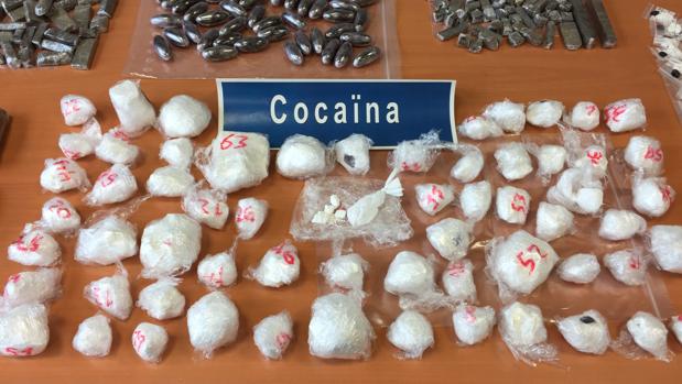 Los Mossos desmantelan un punto de venta de cocaína e intervienen 1.000 dosis