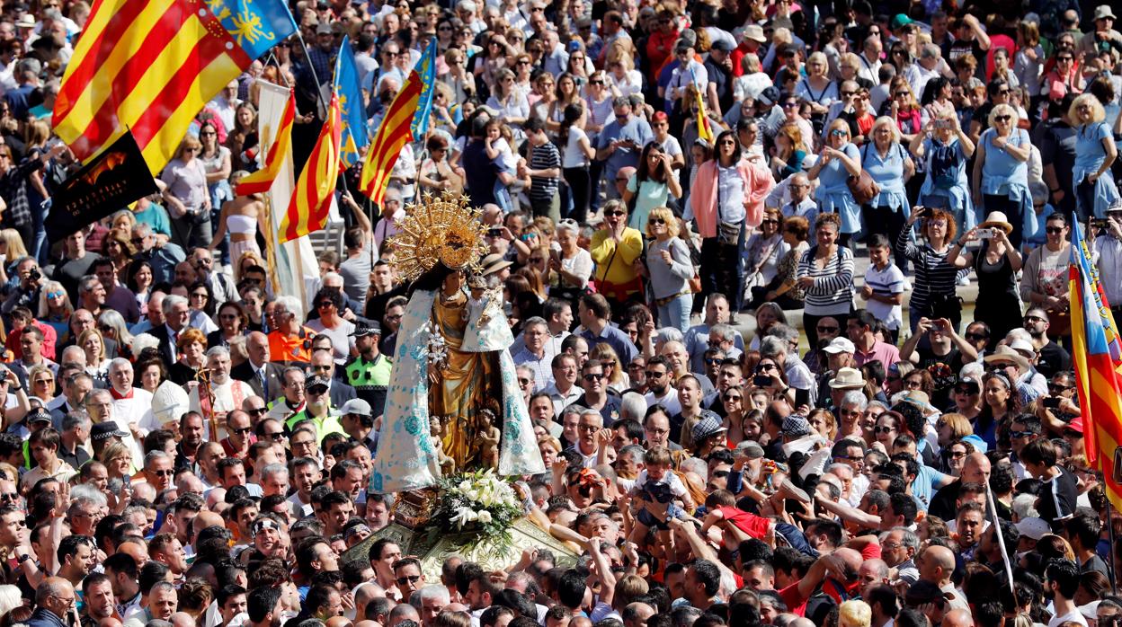 La imagen de la Virgen, durante el traslado