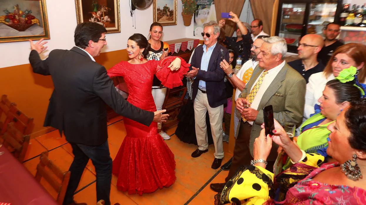 Inés Arrimadas y Juan Marín bailan en la feria de Jerez de la Frontera