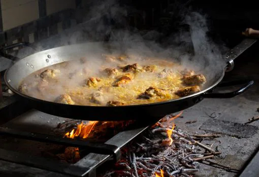El arroz en paella cocinado a la leña será uno de los reclamos del chef alicantino