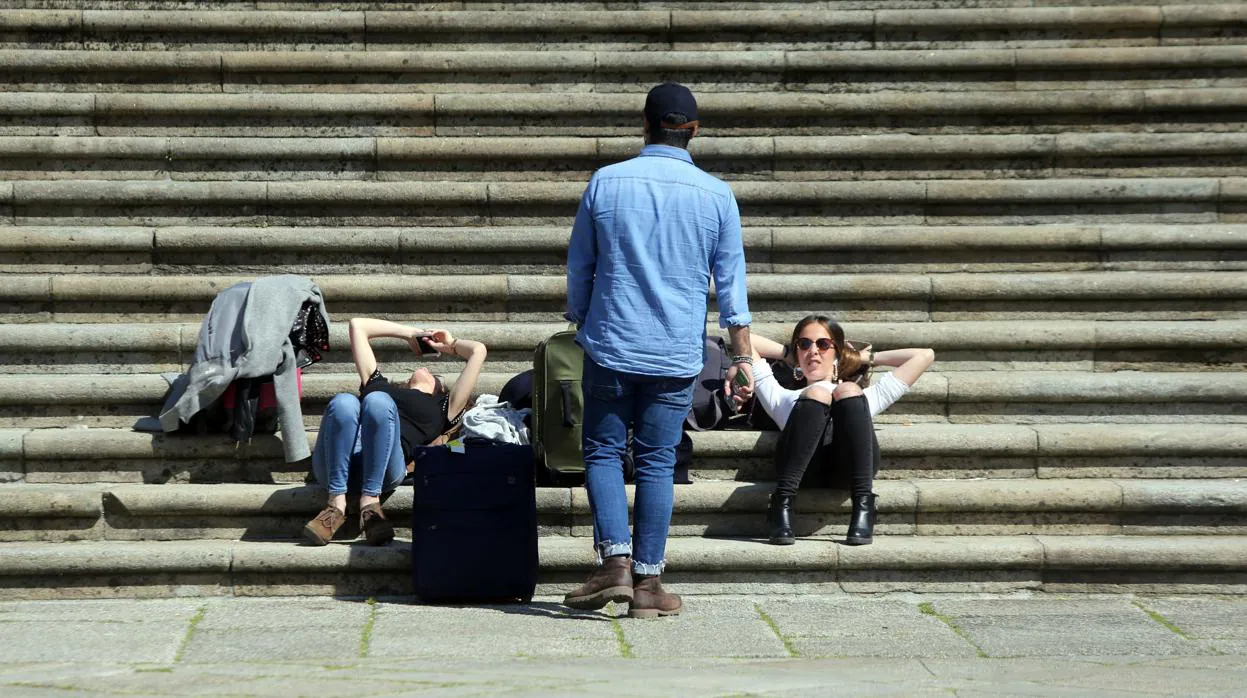 Un grupo de personas disfrutando de un día de sol en el casco histórico de Santiago