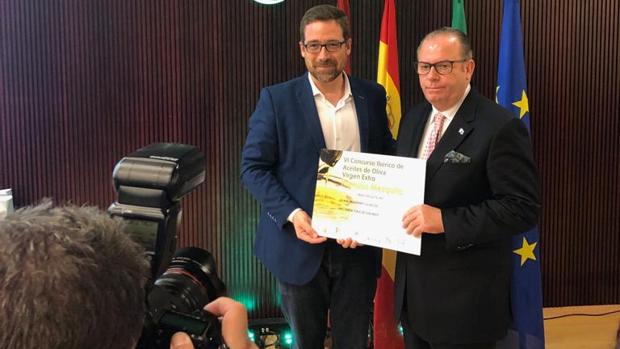 Joaquín Selma recibe el premio especial Elio Berhanyer por el diseño de su aceite de oliva «gourmet»