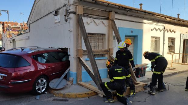 Un conductor empotra su coche hasta casi hundir una casa y sale ileso