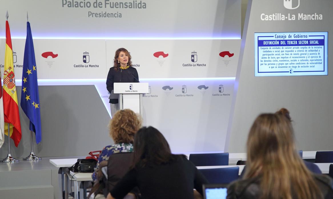 La consejera de Bienestar Social, Aurelia Sánchez, durante la rueda de prensa