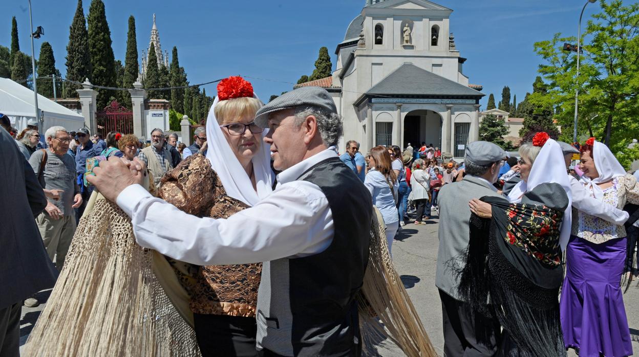 Parejas de chulapos y chulapas bailan chotis en la Pradera de San Isidro