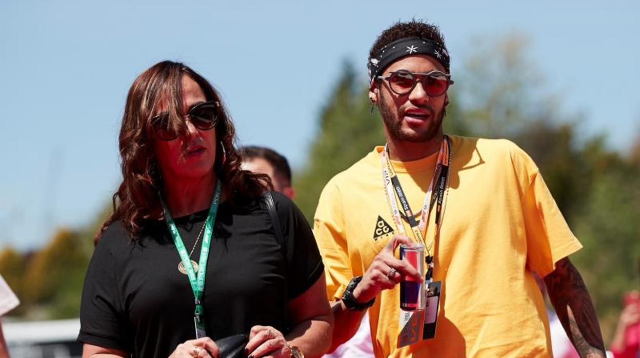Neymar con su madre, Nadine Santos, en el Gran Premio de Fórmula 1 en Montmeló, hace unos días