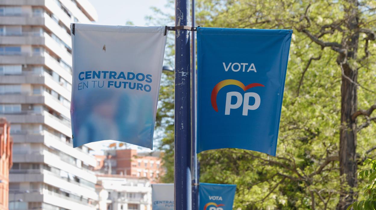 Banderolas en Valladolid sin las imágenes de los candidatos