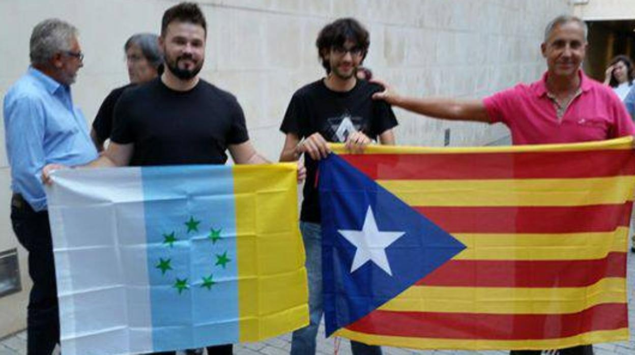 Rufián en 2017 con la bandera separatista de Canarias, la misma que empuñó Pablo Iglesias en abril en Las Palmas